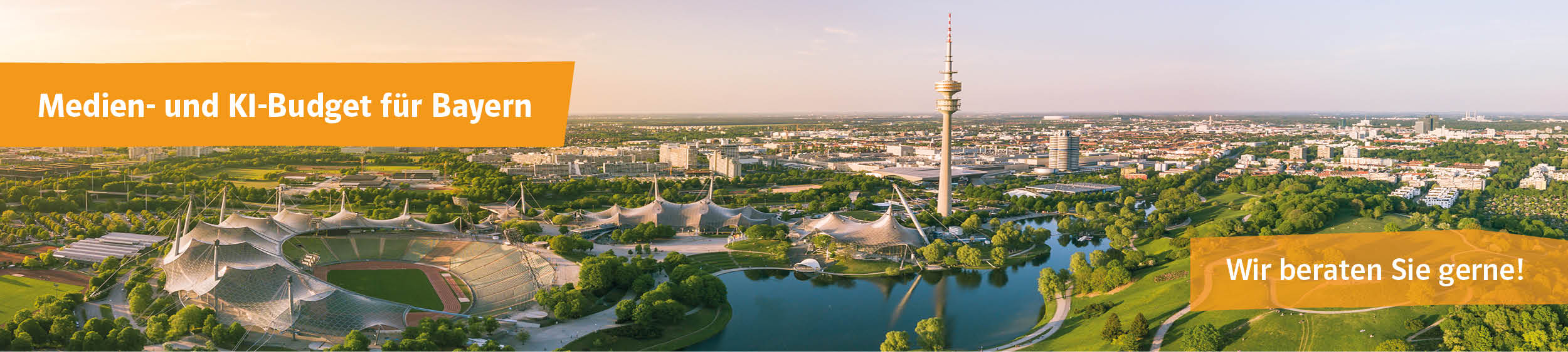 Luftaufnahme von München in Bayern mit dem Text „Medien- und KI-Budget für Bayern” und „Wir beraten Sie gerne”