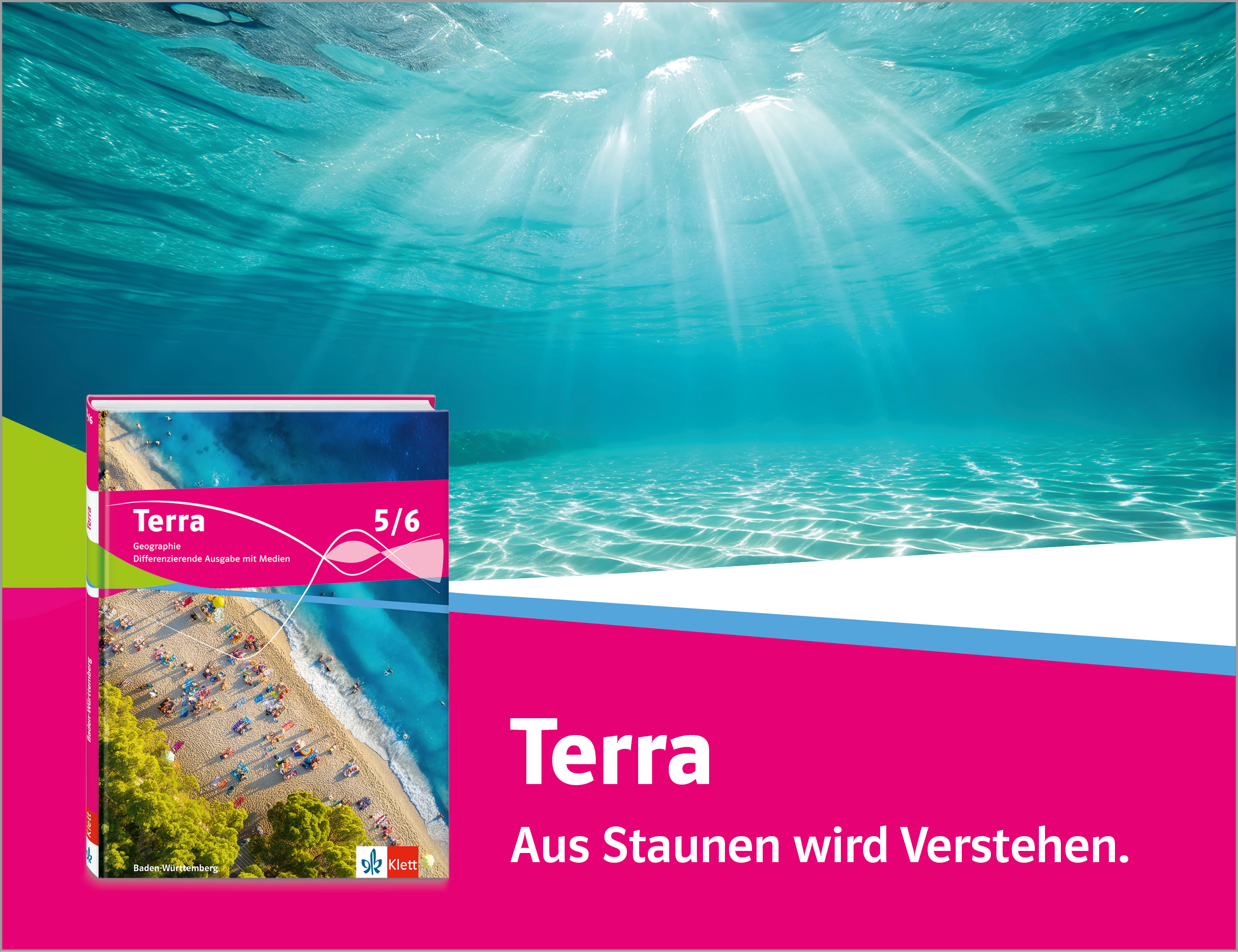 Meer, unter Wasser, Sonnenstrahlen beleuchten sandigen Meeresboden mit der Aufschrift Terra aus Staunen wird Verstehen