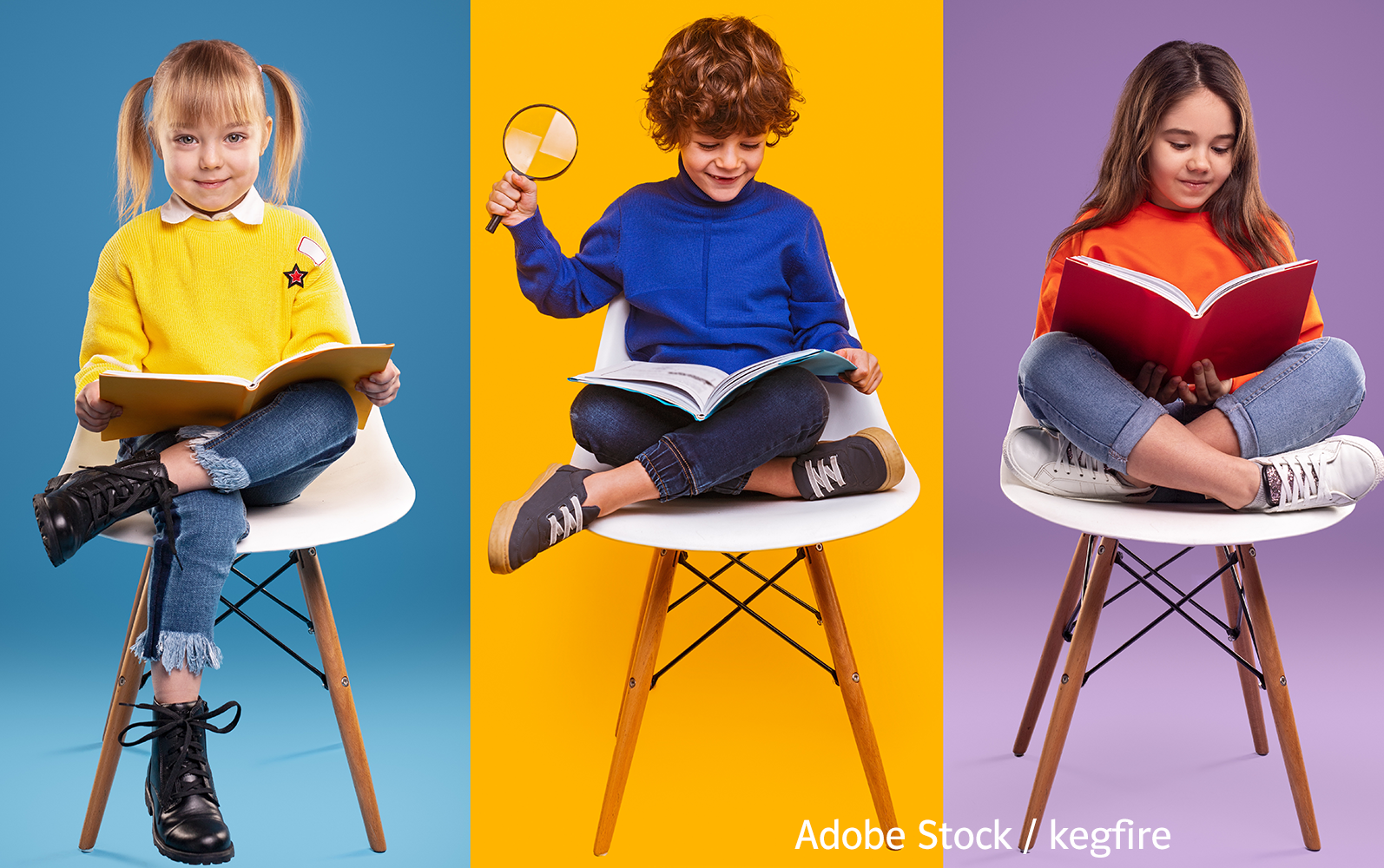 Drei Kinder sitzen auf Stühlen vor verschieden bunten Hintergründen und lesen in Büchern