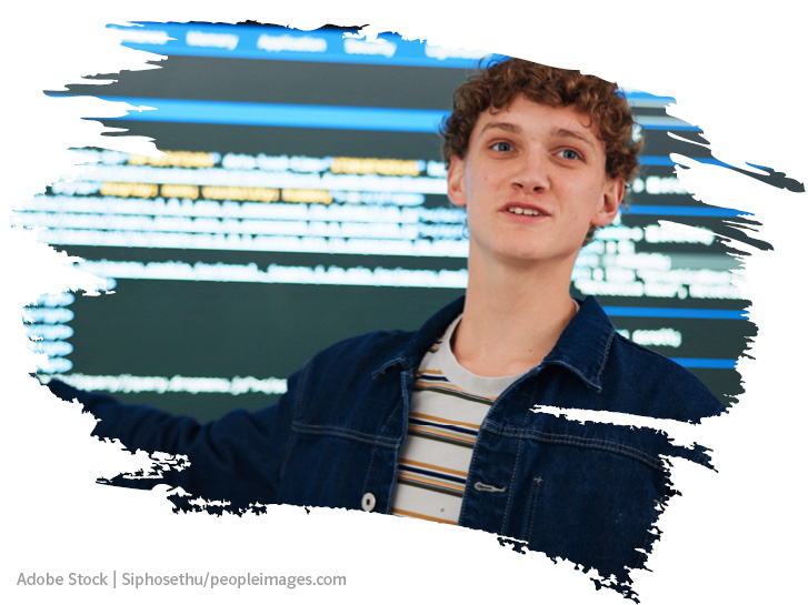 Schüler zeigt stolz einen Programmiercode vor der Klasse