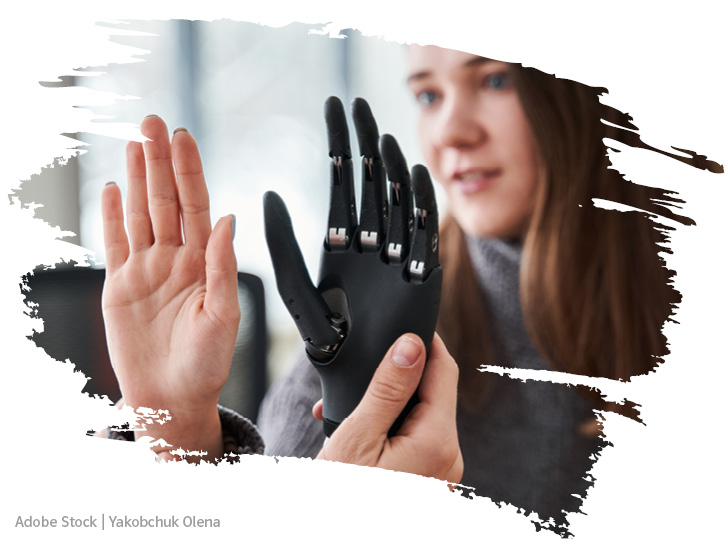 Schülerin schaut fasziniert auf eine bionische Hand