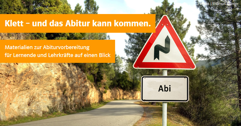 Eine Straße in der Natur mit einem Verkehrsschild, das eine Doppelkurve anzeigt mit dem Text „Abi“