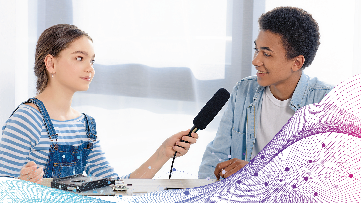 Teenagerin interviewt Jungen Teenagerin interviewt Jungen