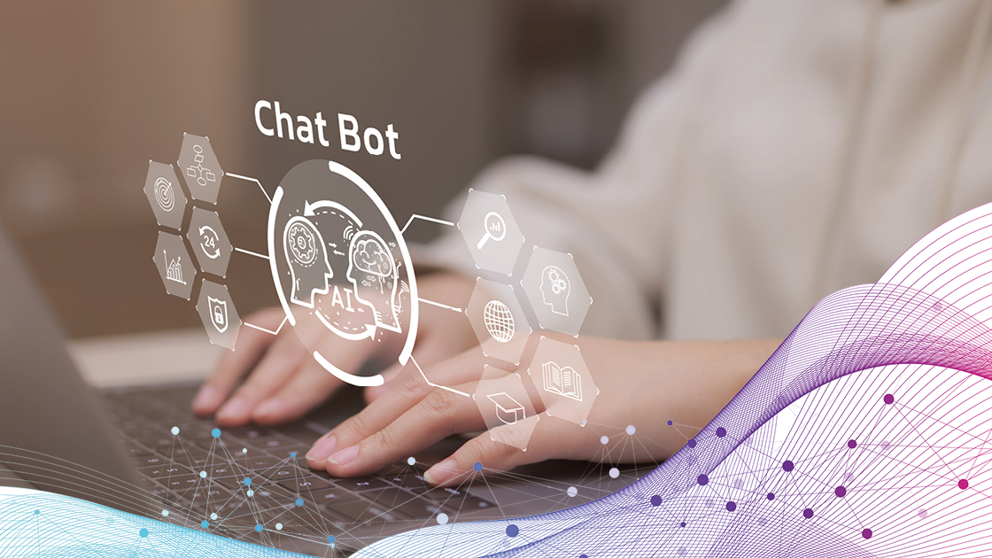 Hand auf der Tastatur, der Text ‘Chatbot’ ist zu sehen