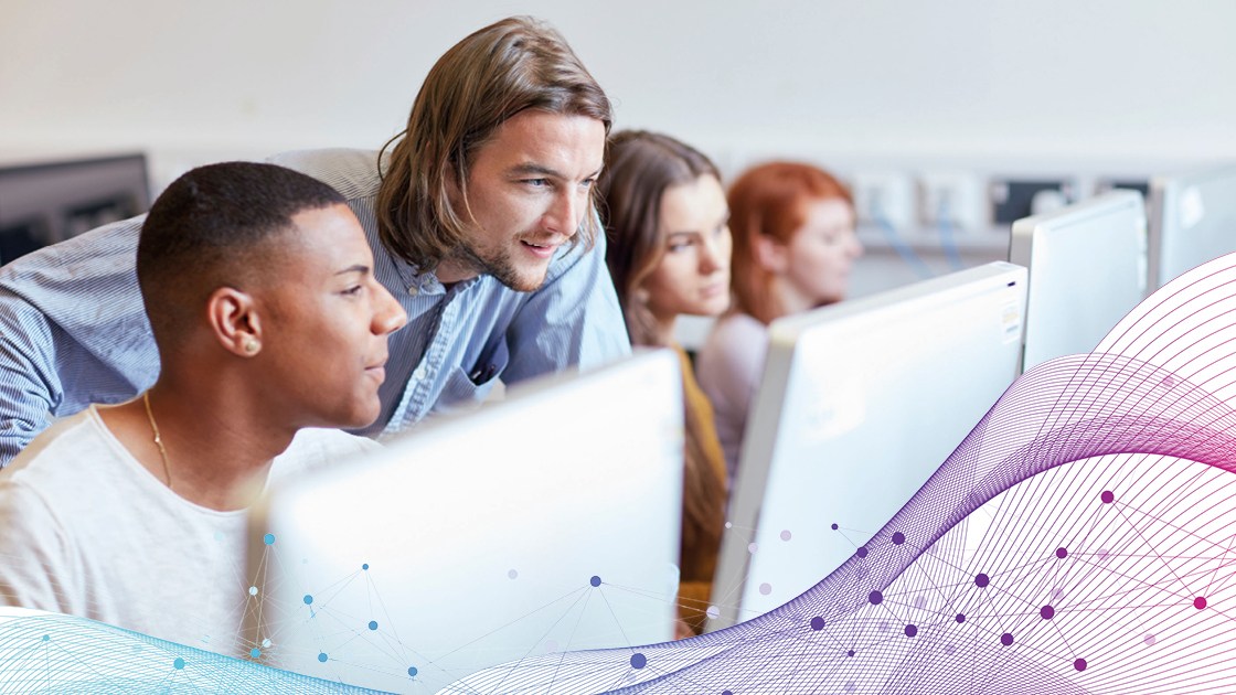 Mehrere Schüler arbeiten im Informatikunterricht an Computern