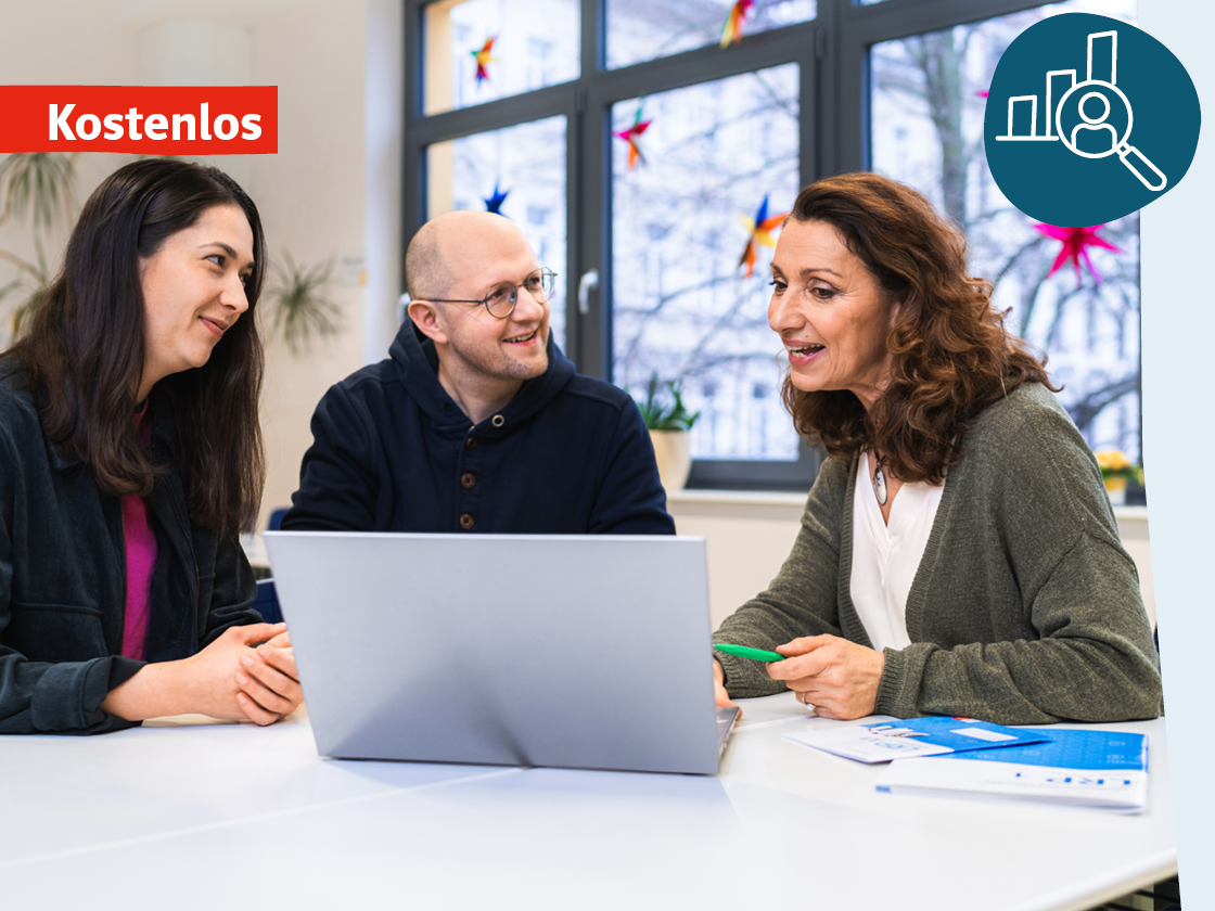 Digitaler Lernentwicklungsassistent kostenlos, Illustration einer Person mit Lupe