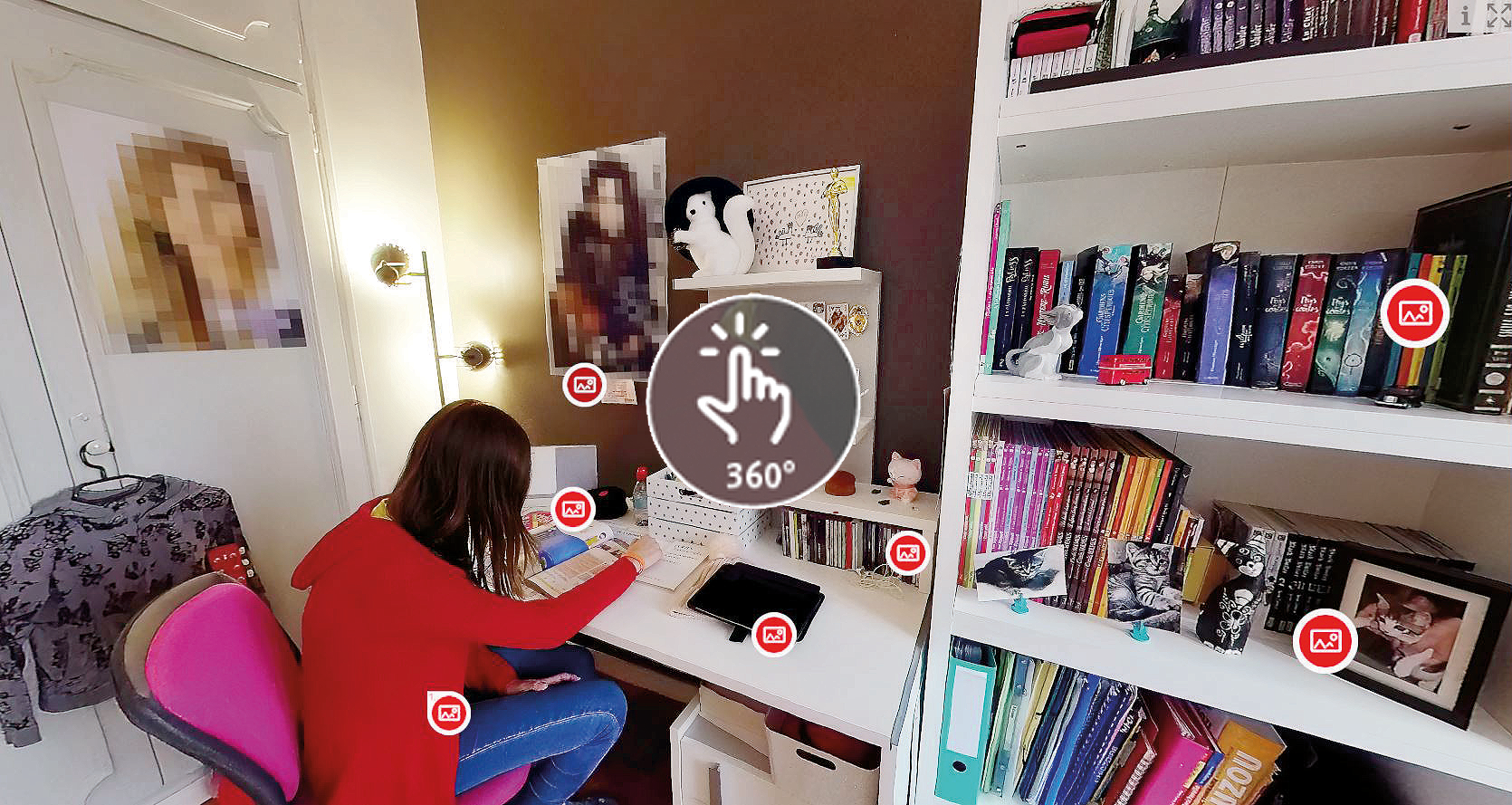 Kind, das an einem Schreibtisch sitzt, mit Overlay von Bildicons und Illustration eines Fingers mit dem Text „360 Grad“ 
