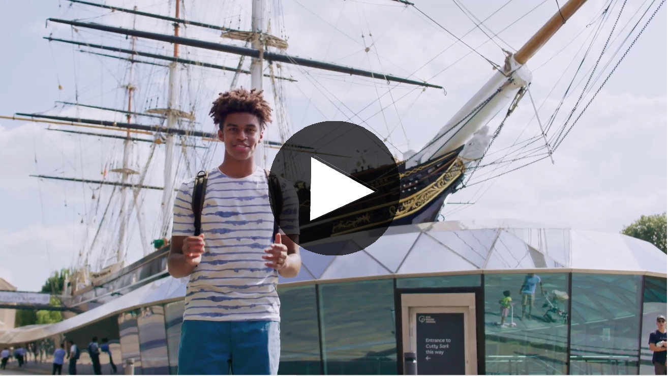 Vorschaubild eines Videos in dem ein Junge mit Rucksack vor einem großen Segelschiff an einem Hafen steht