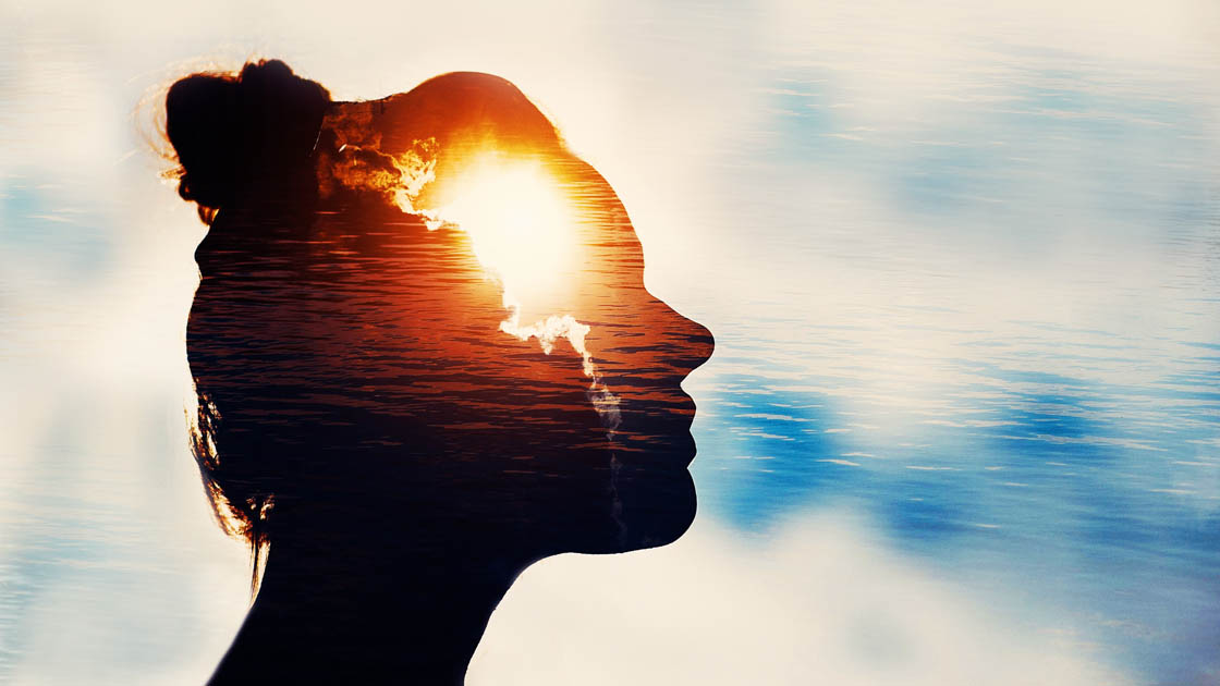 Silhouette des Kopfes einer Person mit einer strahlenden Sonne auf einer Wasseroberfläche, in der sich Wolken spiegeln Silhouette des Kopfes einer Person mit einer strahlenden Sonne auf einer Wasseroberfläche, in der sich Wolken spiegeln