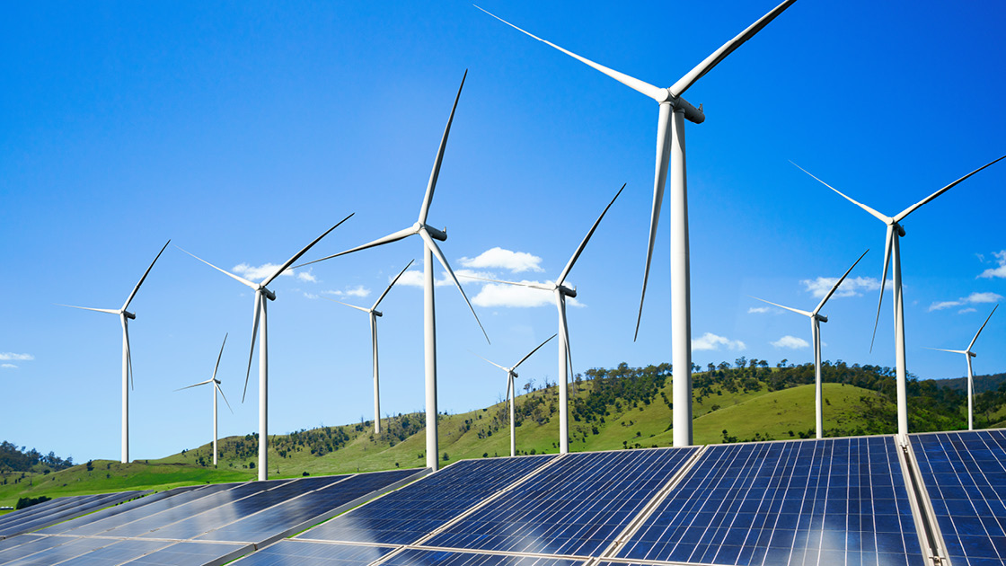 Windräder mit Solarpark im Vordergrund Windräder mit Solarpark im Vordergrund
