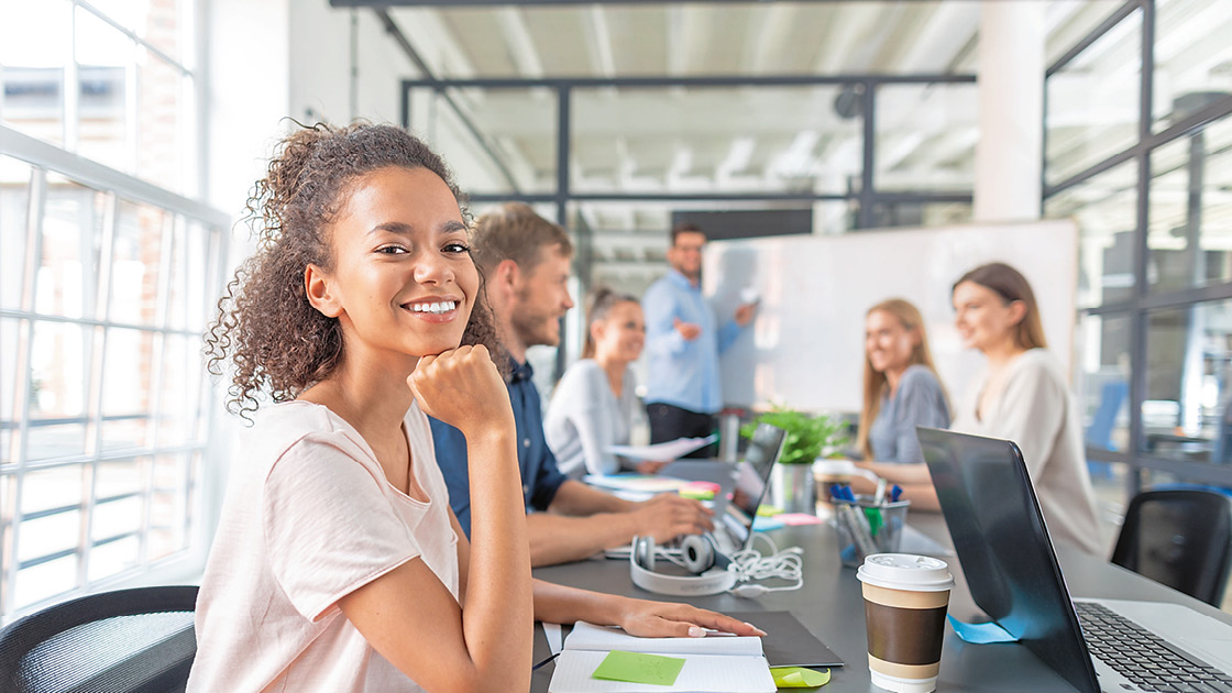 Jugendliche am Konferenztisch im Büro Jugendliche am Konferenztisch im Büro