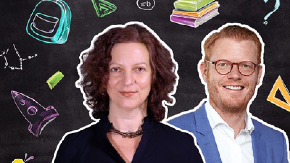 Maximilian Schulyok und Katja Driesel-Lange vor einem Schultafel-Hintergrund Maximilian Schulyok und Katja Driesel-Lange vor einem Schultafel-Hintergrund