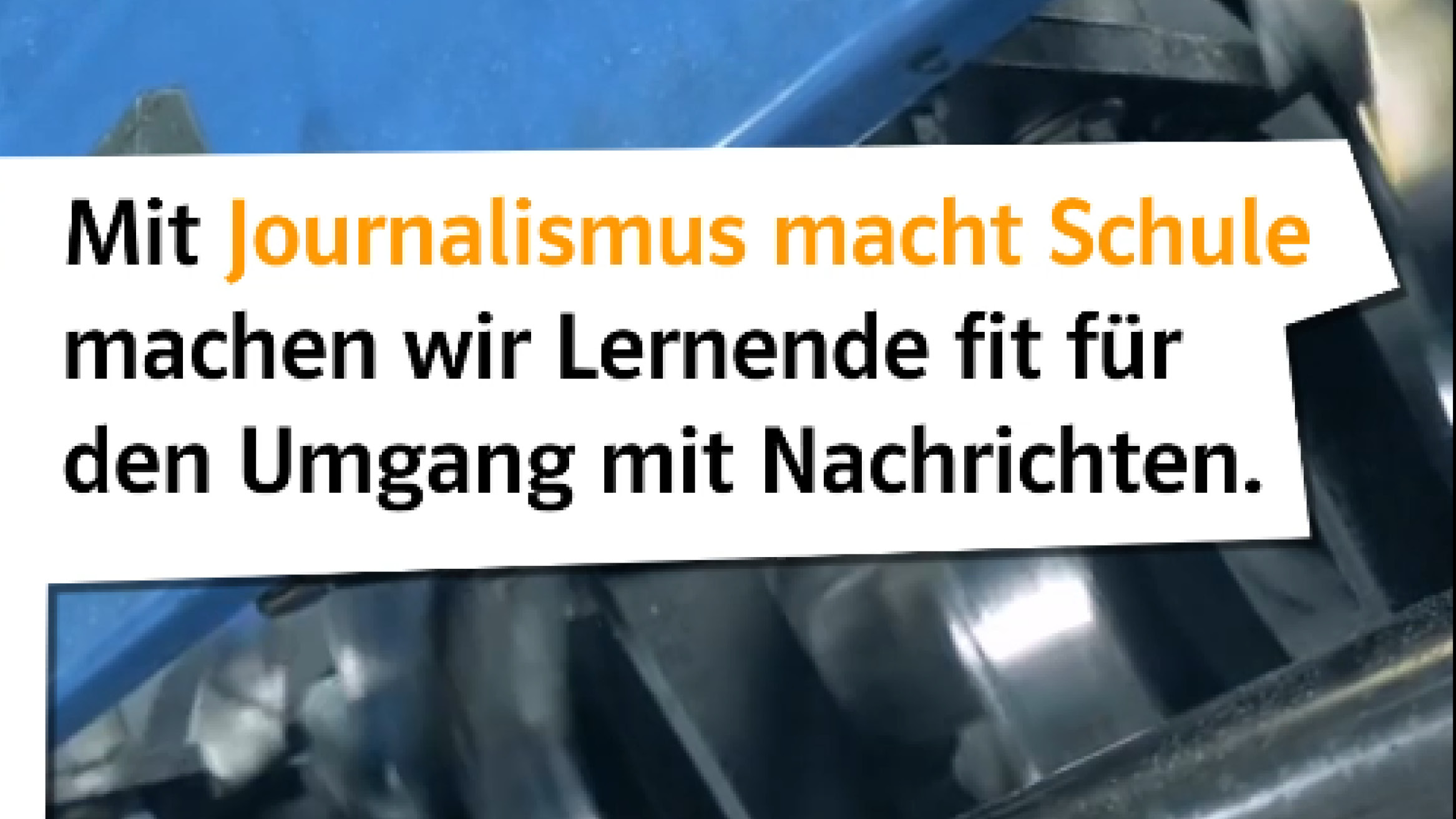 Fahne mit Text “Mit Journalismus macht Schule machen wir Lernende fit für den Umgang mit Nachrichten.” Fahne mit Text “Mit Journalismus macht Schule machen wir Lernende fit für den Umgang mit Nachrichten.”