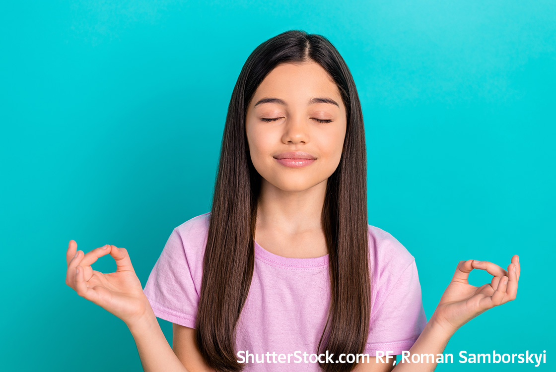 Mädchen mit geschlossenen Augen hat Hände in Yoga-Pose Mädchen mit geschlossenen Augen hat Hände in Yoga-Pose