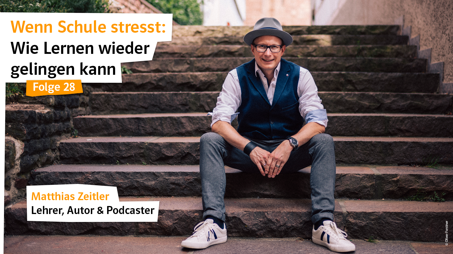 Matthias Zeitler (Lehrer, Autor, Podcaster) sitzt auf Treppe und schaut in die Kamera.