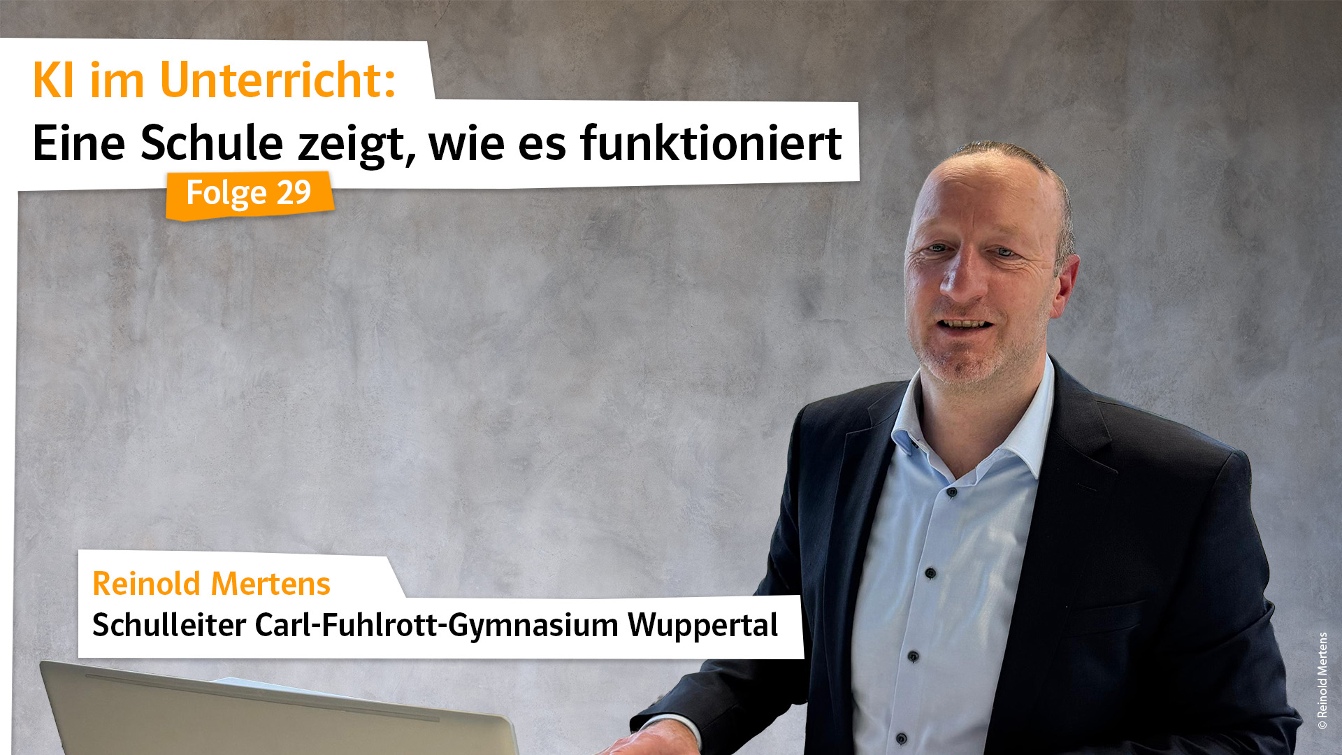 Reinold Mertens, Schulleiter Carl-Fuhlrott-Gymnasium Wuppertal schaut in die Kamera für die neue Folge 29.