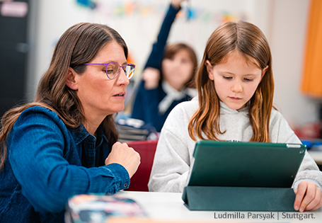 Laletu Lehrerin im Klassenzimmer mit Tablet und Schülerin