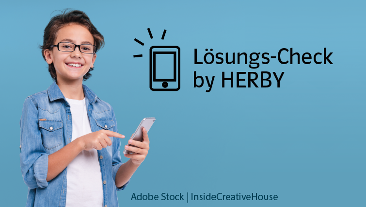 Lernender mit Smartphone und Illustration eines Smartphones mit dem Text Lösungs-Check by HERBY Lernender mit Smartphone und Illustration eines Smartphones mit dem Text Lösungs-Check by HERBY