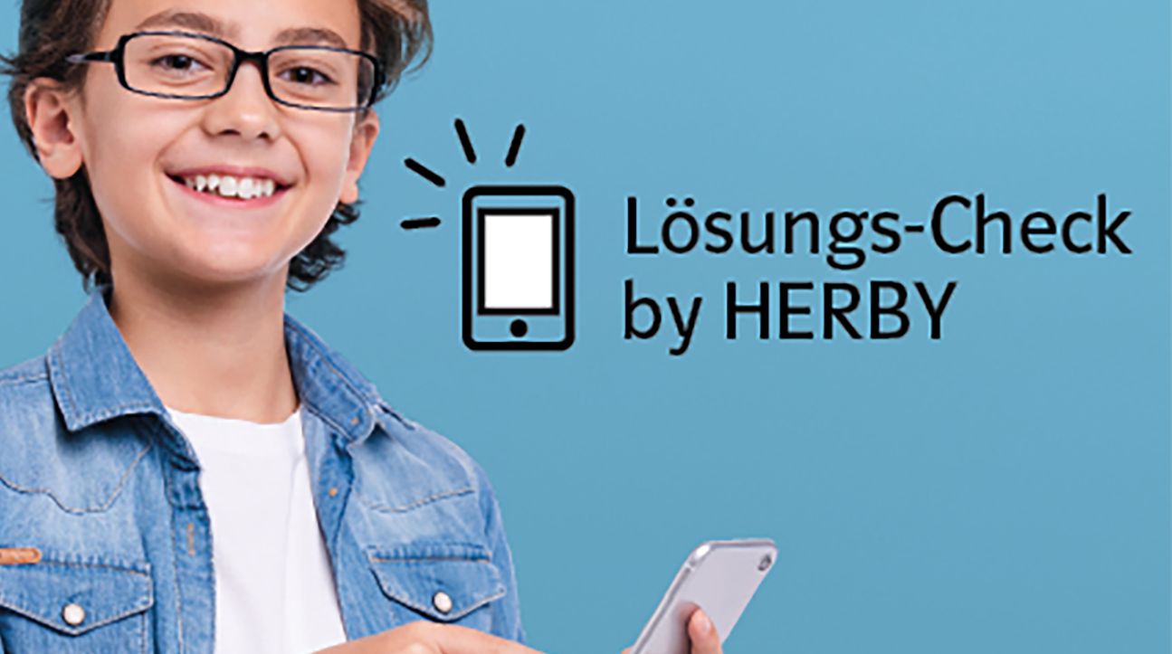 Ein Junge hält ein Smartphone in der Hand, eine Illustration eines Smartphones und der Text  „Lösungs-Check by HERBY“