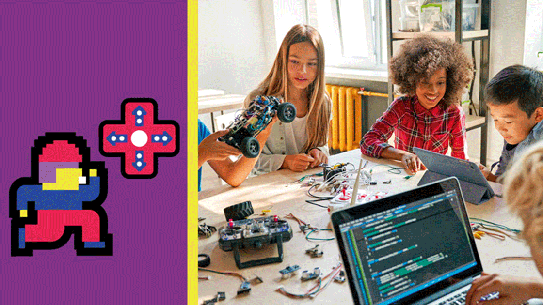 Junge Schüler und Schülerinnen arbeiten an einem Programmierprojekt am Schreibtisch
