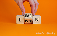 Würfel auf orangefarbenem Hintergrund mit dem Text ‘LEARN’ darauf
