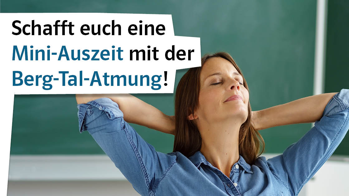 Lehrerin sitzt im Klassenzimmer am Pult und streckt sich. Lehrerin sitzt im Klassenzimmer am Pult und streckt sich.