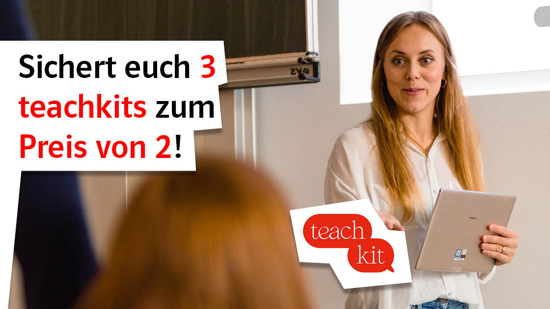 Jung Lehrerin steht vor Klasse mit Tablet Jung Lehrerin steht vor Klasse mit Tablet