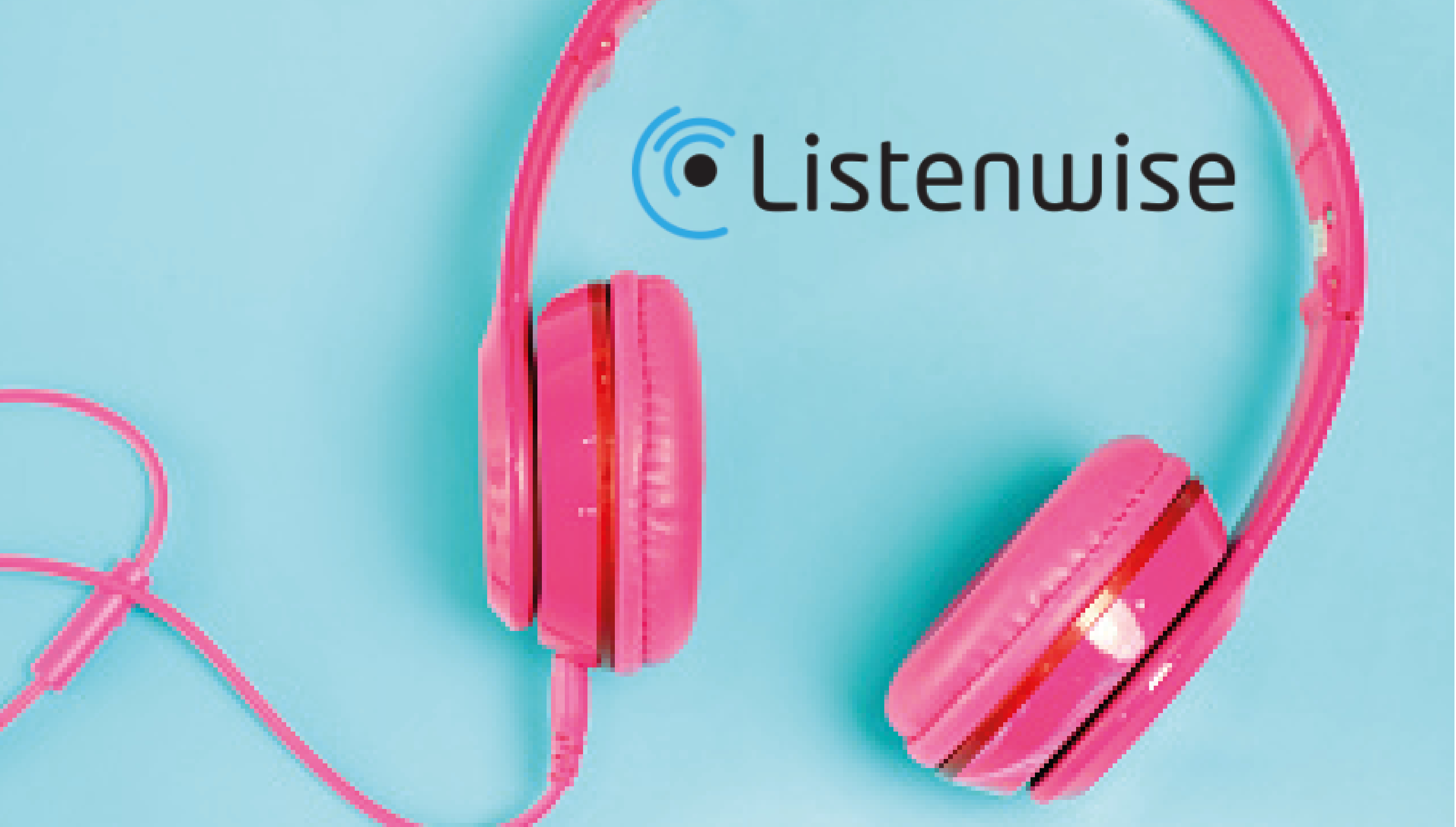 Rosafarbene Kabelkopfhörer auf blauem Hintergrund mit Logo „Listenwise”
