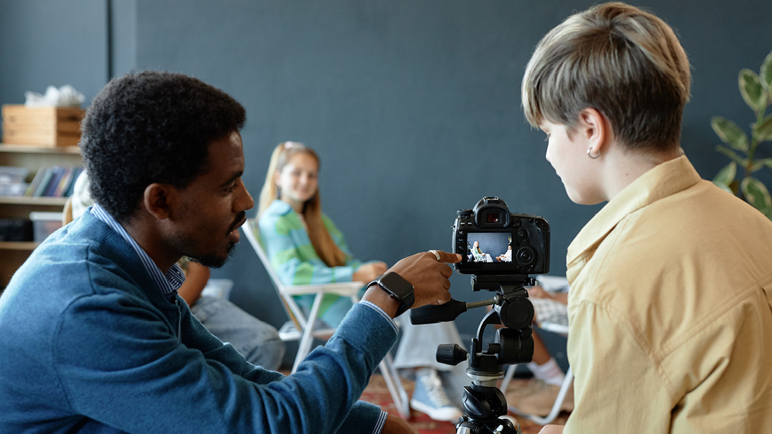 Schülerin und Schüler fotografieren professionell Schülerin und Schüler fotografieren professionell