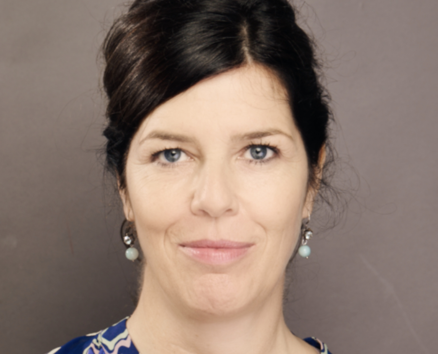 Porträt einer Frau, die in die Kamera lächelt