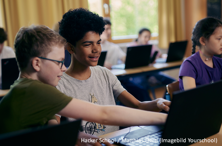 Schüler und Schülerinnen arbeiten in der Schule am Computer