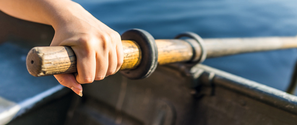 Weibliche Hand auf Ruderboot
