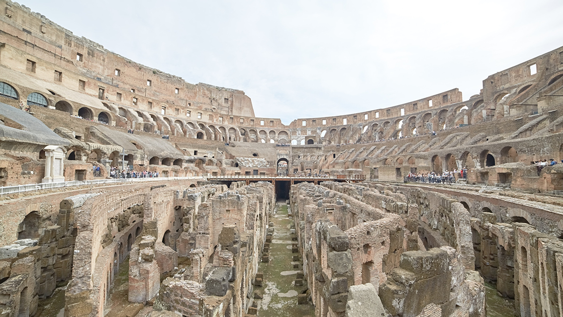 Der Innenbereich des Amphitheaters Kolosseum in Rom mit antiker Steinarchitektur und dem unterirdischen Hypogäum
