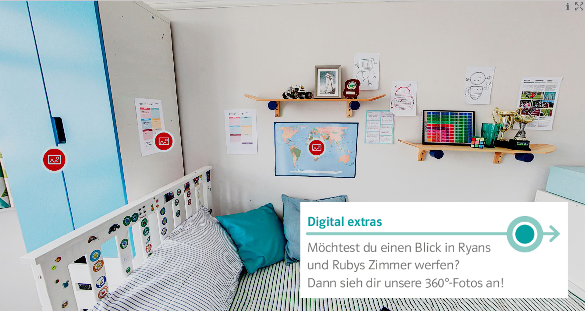 Kinderzimmer mit Bett, Regalen, Weltkarte und Schrank mit Overlay von Icons und Text zu „Digital extras“