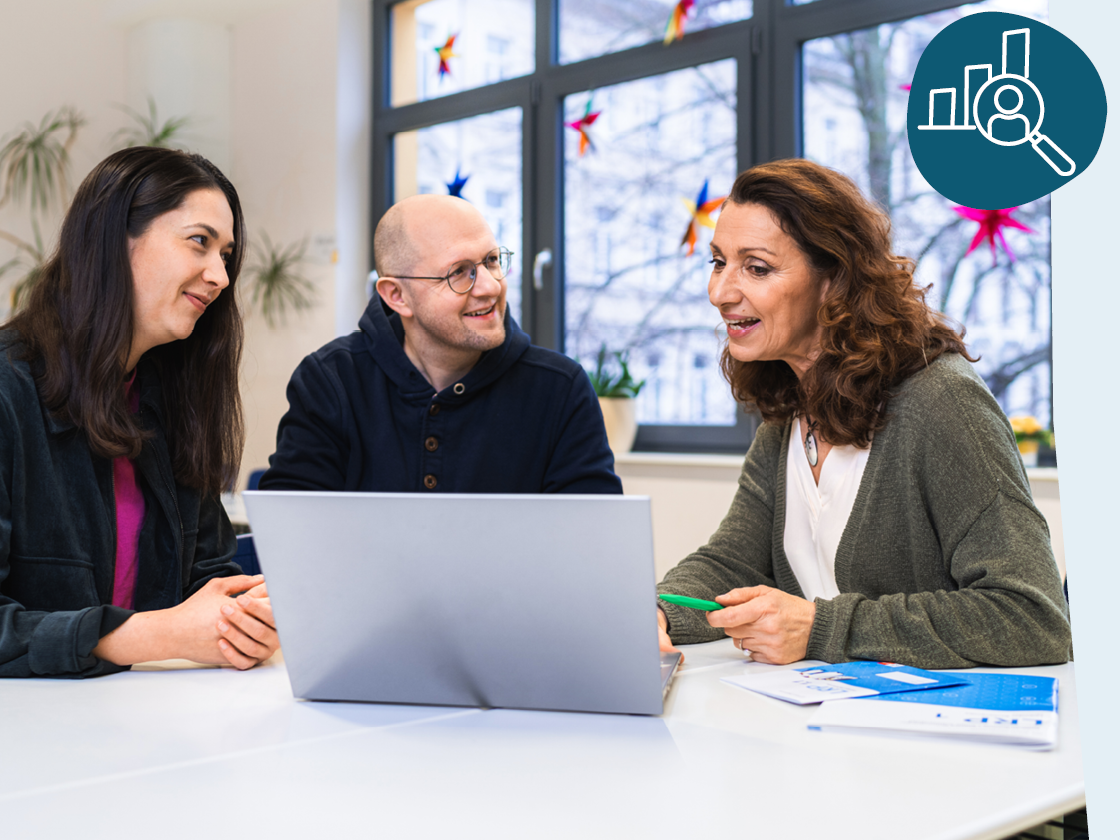 Digitaler Lernentwicklungsassistent, Illustration einer Person mit Lupe