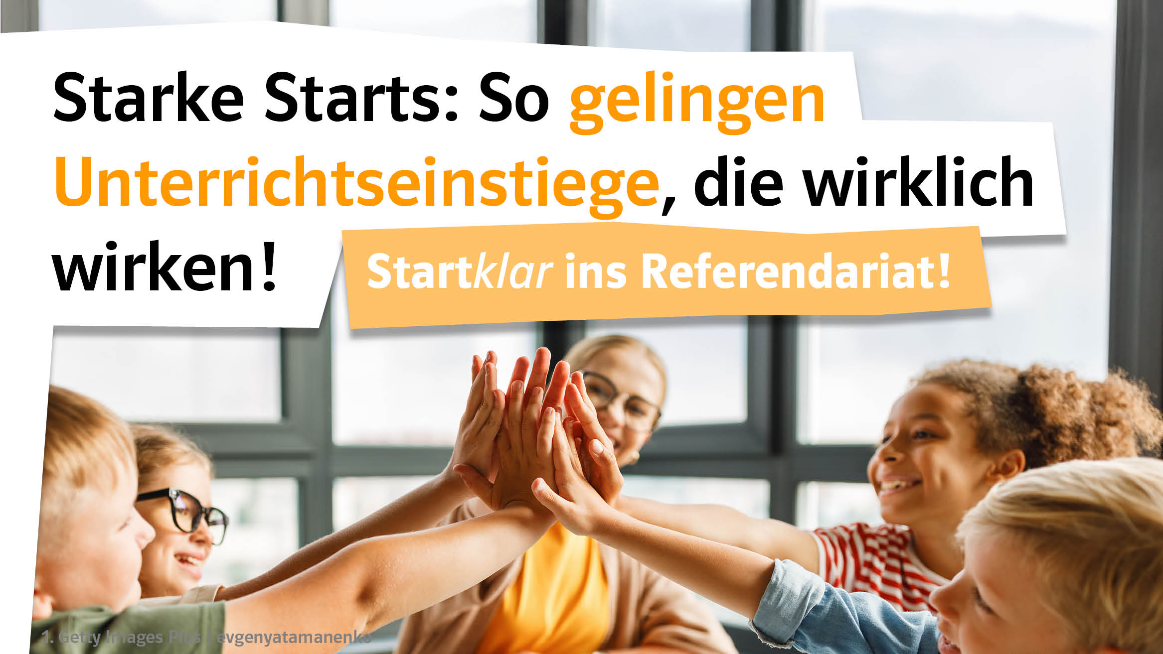 Lehrerin sitzt mit Lernenden an einem Tisch und sie geben sich ein High-Five Lehrerin sitzt mit Lernenden an einem Tisch und sie geben sich ein High-Five