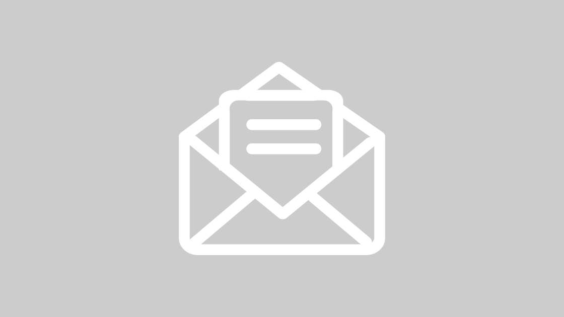 Illustration eines Briefumschlags in dem ein Brief steckt vor einem grauen Hintergrund Illustration eines Briefumschlags in dem ein Brief steckt vor einem grauen Hintergrund