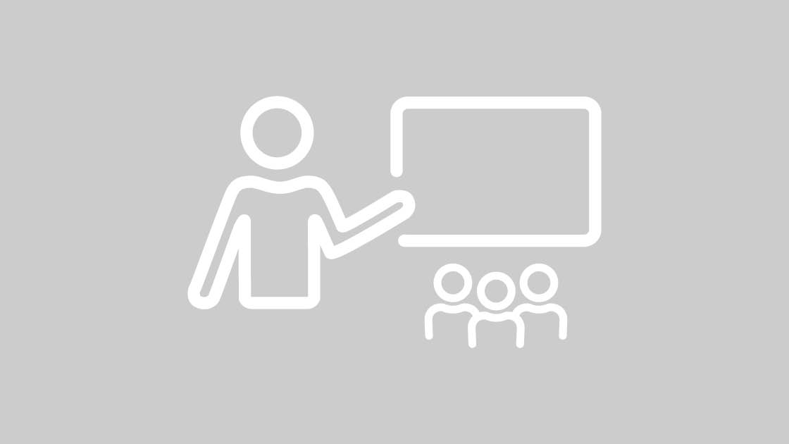 Illustration einer Lehrkraft, einer Tafel und mehrerer Lernenden vor einem grauen Hintergrund Illustration einer Lehrkraft, einer Tafel und mehrerer Lernenden vor einem grauen Hintergrund
