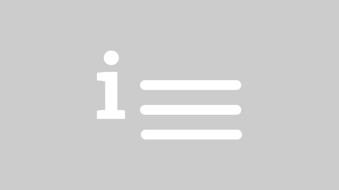 Illustration eines „i“s und mehrerer Striche vor einem grauen Hintergrund Illustration eines „i“s und mehrerer Striche vor einem grauen Hintergrund