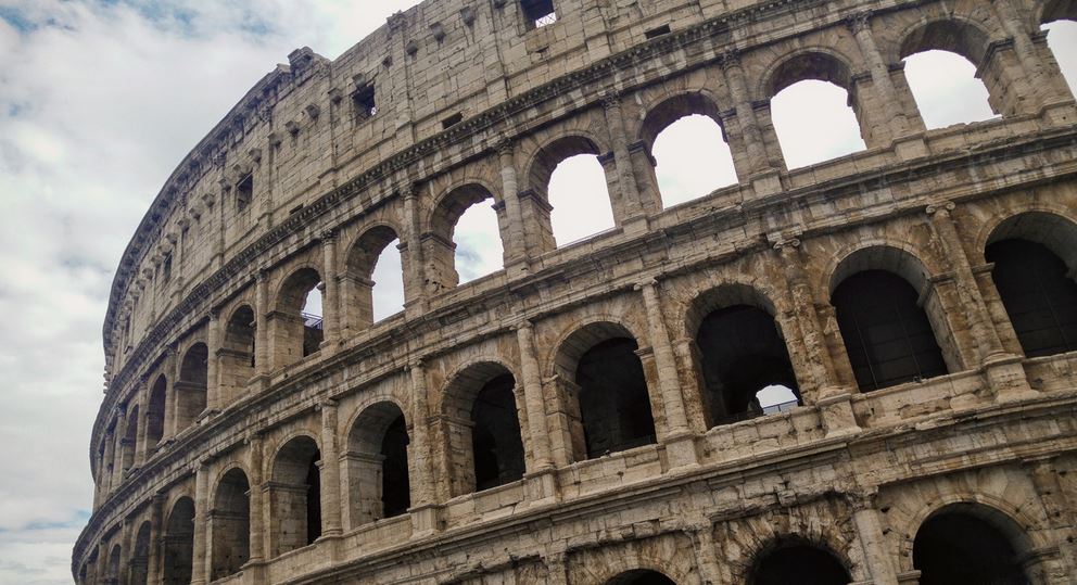 Das Amphitheater Kolosseum in Rom unter blauem Himmel mit Wolken