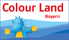 Illustration des blauen Drachens „Nelly“ mit dem Text „Colour Land Bayern“