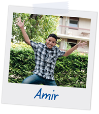 Polaroidfoto eines Jungen, der lächelnd in die Kamera schaut, mit der Beschriftung „Amir”