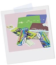 Polaroidfoto, das eine bunte Auswahl an verstreuten Stiften und Notizbüchern zeigt
