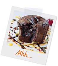 Polaroidfoto eines Schokoladenkuchens mit heller und dunkler Soße, mit der Aufschrift „Mhh....“