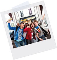 Polaroidfoto von vier Personen, die zusammen für ein Foto posieren, jubelnd, mit einem Jungen, der eine Trophäe hält