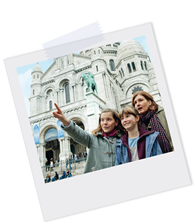 Polaroidfoto von „Lisa“ und „Julie“ und einer Frau vor der Basilika Sacré-Cœur in Paris
