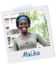 Polaroidfoto eines Mädchens, das lächelnd in die Kamera schaut, mit der Beschriftung „Malika”