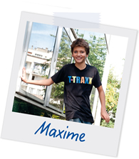 Polaroidfoto eines Jungen, der lächelnd in die Kamera schaut, mit der Beschriftung „Maxime”