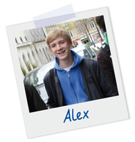 Polaroidfoto eines Jungen, der lächelnd in die Kamera schaut, mit der Beschriftung „Alex”