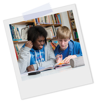 Polaroidfoto des Schülers „Alex“ und der Schülerin „Malika“ in einer Schulbibliothek